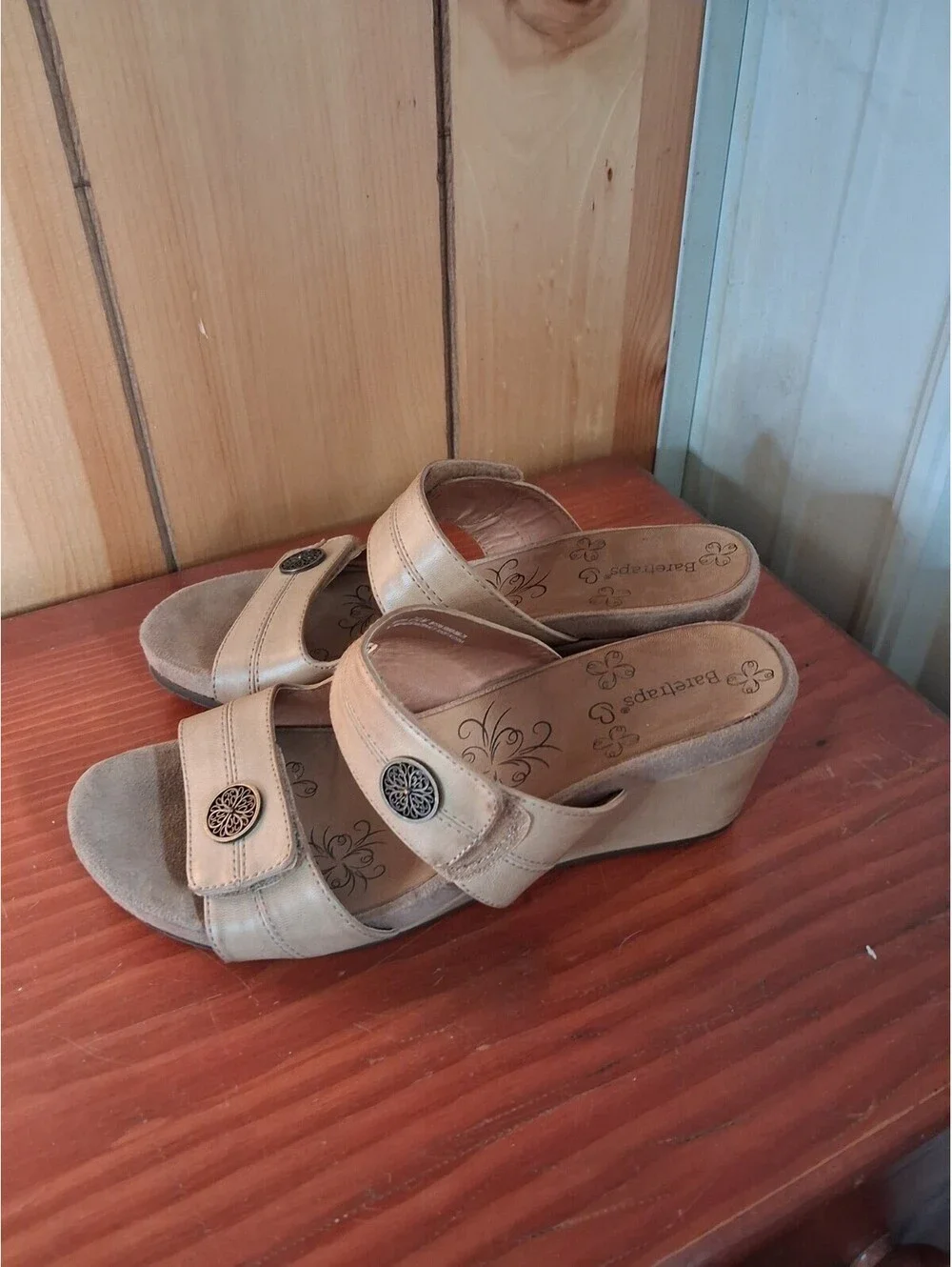 Baretraps Women's Wedge Sandal Size 7.5M Tan Casual